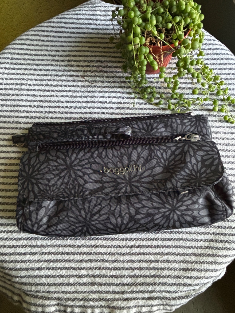 Baggallini Gray Floral Crossbody Clutch with Zip Pockets